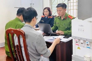 Lừa đưa người đi Canada làm việc rồi chiếm đoạt 10 tỉ đồng 