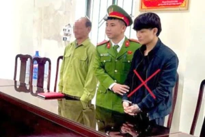 Thanh niên dùng kiếm chém người 