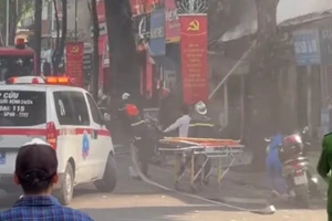 Cháy lớn trên phố Lò Đúc, nhiều người hốt hoảng tháo chạy