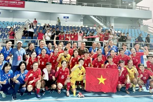 Thủ tướng chúc mừng 2 đội tuyển bóng đá Việt Nam sau khi vào bán kết SEA Games 33