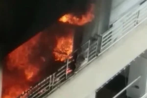 Cháy căn hộ tại tầng 12 ở Hà Nội, cư dân hoảng loạn tháo chạy