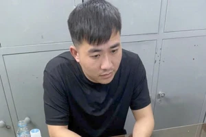 Bị can truy nã đặc biệt bị bắt khi đang đi dạo tại công viên Cầu Giấy