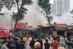Cháy chợ Xanh ở Hà Nội, nhiều hộ dân phải sơ tán
