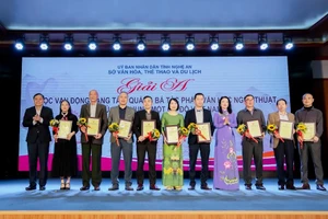 Nghệ An trao giải tác phẩm văn học nghệ thuật 'Chung một cơ đồ Việt Nam'