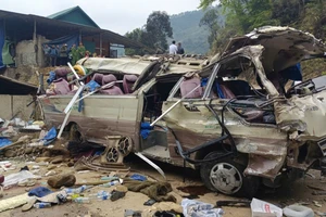  Hiện trường vụ lật xe khách chở đoàn thiện nguyện làm 9 người tử vong