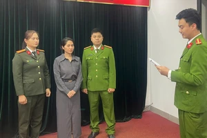 Khởi tố nữ giám đốc trong vụ hoãn show ‘Về đây bốn cánh chim trời’