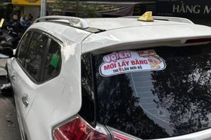 Ô tô phía sau dán chữ ‘vợ em mới lấy bằng, thi 9 lần mới đỗ’ tông nhiều xe máy