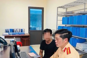 Xe mang biển số nước ngoài vượt ẩu tại Hà Tĩnh