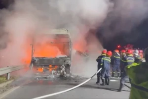 Xe khách bốc cháy dữ dội trên cao tốc Bắc - Nam, tài xế kịp thoát thân