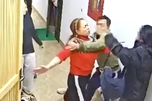 Tạm giữ hình sự người phụ nữ hành hung hàng xóm chung cư ở Hà Nội