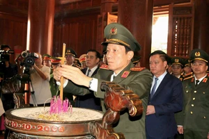 Lãnh đạo Bộ Công an dâng hương tưởng niệm Chủ tịch Hồ Chí Minh tại Nghệ An