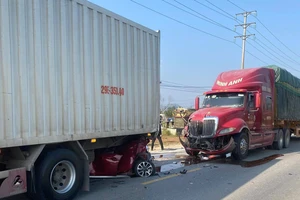 Xe con bị cuốn vào gầm trong tai nạn liên hoàn, 3 người bị thương