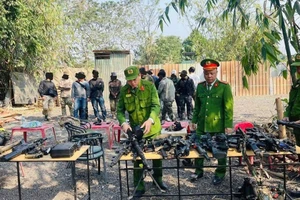 Phát hiện nhóm người sử dụng vật dụng giống súng để 'đánh trận giả' ở Hà Nội