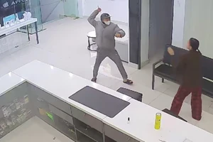 Clip nữ nhân viên liều mình đuổi theo kẻ cướp điện thoại