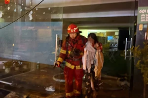 Giải cứu 7 người, tạm giữ 1 nghi phạm trong vụ cháy nhà nghỉ ở Hà Nội