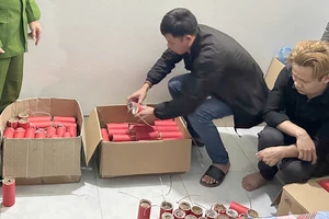 Bắt quả tang 2 thanh niên sản xuất 300 quả pháo nổ để bán dịp Tết 