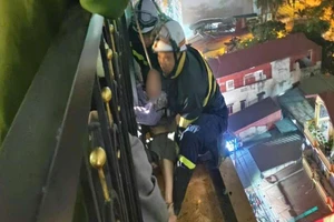 Công an TP Hà Nội giải cứu cô gái có ý định nhảy từ tầng 9