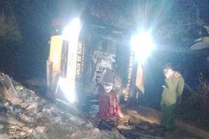 Lật xe khách làm 4 người tử vong, nhiều người bị thương