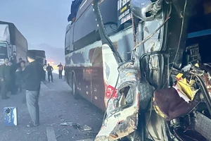 Tai nạn liên hoàn 5 ô tô trên cao tốc, 1 người tử vong, ách tắc kéo dài