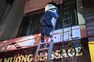 Cảnh sát phát huy ‘5 phút vàng’ kịp cứu cô gái trong vụ cháy nhà ở Hà Nội