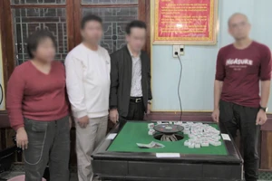Công an bắt quả tang 4 người Trung Quốc đánh mạt chược tại nhà hàng