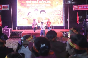 Hàng ngàn người về quê nhà Đình Bắc, lắp màn hình lớn 'tiếp sức' U23 Việt Nam