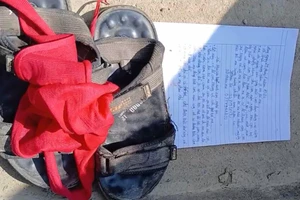 Học sinh 'nghịch dại' để lại thư và đôi dép trên cầu làm cả xã lo lắng