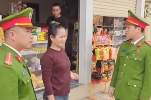 Người lạ đi ô tô tặng biển quảng cáo có QR đánh bạc cho các hộ kinh doanh