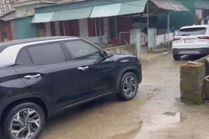 Dùng 2 ô tô chắn ngõ, khóa đầu, khóa đuôi xe của người đi chúc Tết 