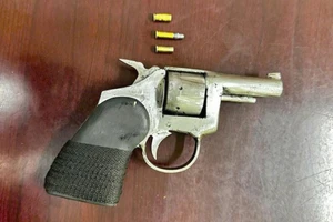 Bắt giữ kẻ dùng súng cướp ô tô Vios trên đường 