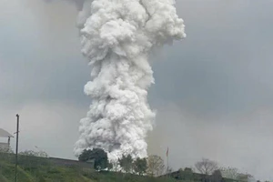 Nổ lớn tại công ty sản xuất phốt pho, phát hiện 1 thi thể trên mái tôn 