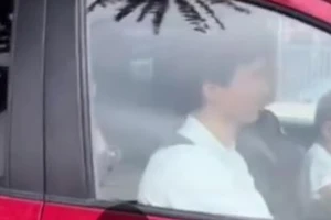 Công an làm việc với người cho trẻ em ngồi ở ghế lái xe