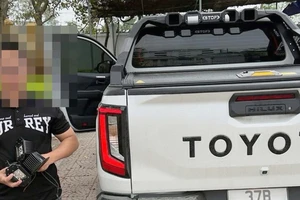 CSGT làm việc với chủ xe bán tải lắp thêm đèn làm chói mắt người đi đường 