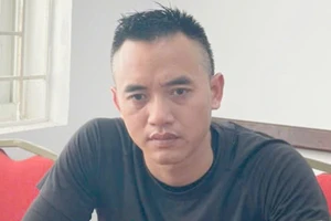 Danh tính tài xế bị tạm giữ do chèn ép 3 người trên xe máy ngã xuống đường