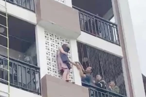 Công an giải cứu cô gái khủng hoảng tâm lý đứng chênh vênh ngoài ban công