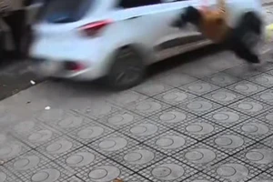 Tìm ra nữ tài xế lái ô tô lao lên vỉa hè tông ngã cô gái rồi bỏ chạy