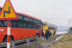 Thanh tra và CSGT chạy thực tế, khảo sát xe khách giường nằm ở miền núi khi trời mưa