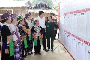 Cử tri vùng cao Nghệ An bỏ phiếu bầu cử sớm