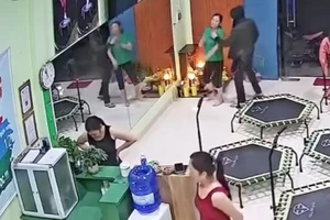 Công an truy tìm người đàn ông bịt mặt xông vào phòng thể dục của phụ nữ để cướp