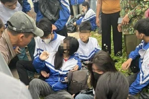 Video xe tải tông xe khách 29 chỗ chở học sinh đang dừng