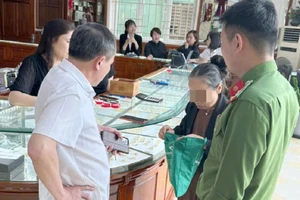 Công an ngăn chặn lừa đảo từ việc cụ bà mang vàng đi bán có tâm lý bất thường