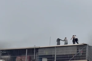 Clip hai người dũng cảm phá mái tôn cứu nhiều người trong vụ cháy ở Hà Nội