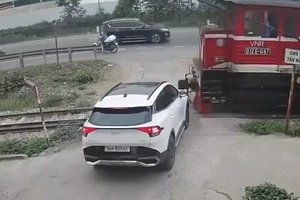 Clip ô tô cố băng qua đường sắt bị tàu tông