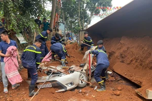 Xe tải chở đất bị lật vùi lấp ô tô con, xe máy làm cô giáo và 1 người dân tử vong