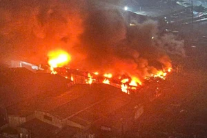 Hình ảnh cháy dữ dội tại xưởng gỗ đối diện Bệnh viện K Tân Triều