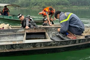 Lật thuyền trên hồ thủy điện, hai vợ chồng tử vong, con 14 tuổi thoát nạn