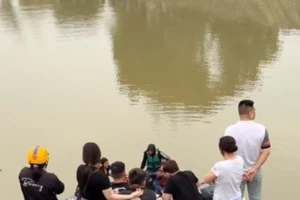 Phát hiện xe máy và lá thư 'nhờ vớt xác 3 mẹ con trên sông Hồng'