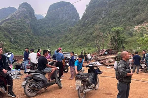 Hàng trăm người đang cùng công an lên núi tìm người đàn ông mất liên lạc