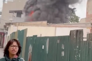 Cháy lớn ở Hà Nội, thiêu rụi 6 xe máy và 1 ô tô