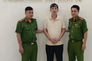 Bị bắt vì đỗ ô tô chắn barie lối vào tầng hầm khu chung cư ở Hà Nội